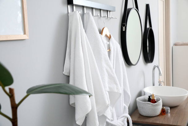Cintre avec serviettes propres dans la salle de bain - Photo, image