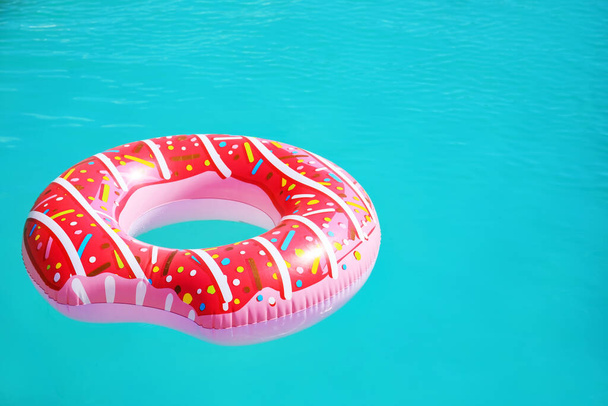 Felfújható gyűrű a medencében - Fotó, kép