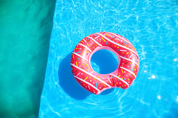 Aufblasbarer Ring im Schwimmbad - Foto, Bild