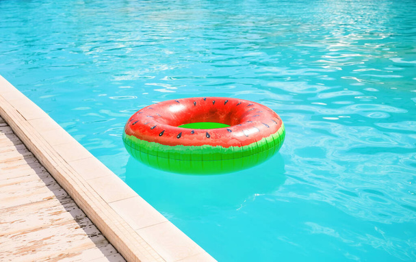 Opblaasbare ring in zwembad - Foto, afbeelding