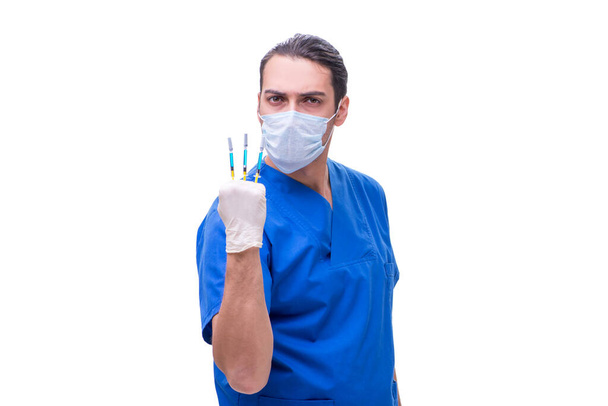 Joven médico guapo con jeringa aislada en blanco - Foto, imagen