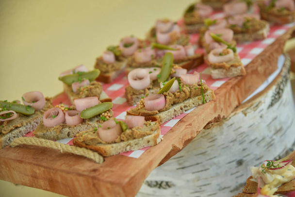 Mini canapés con queso vegetariano una salchicha
 - Foto, Imagen