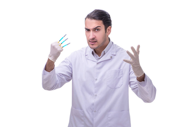 Νεαρός όμορφος γιατρός με σύριγγα απομονωμένη σε λευκό - Φωτογραφία, εικόνα