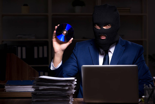 Hím alkalmazott lopás információ-ban Hivatal éjszaka idő - Fotó, kép