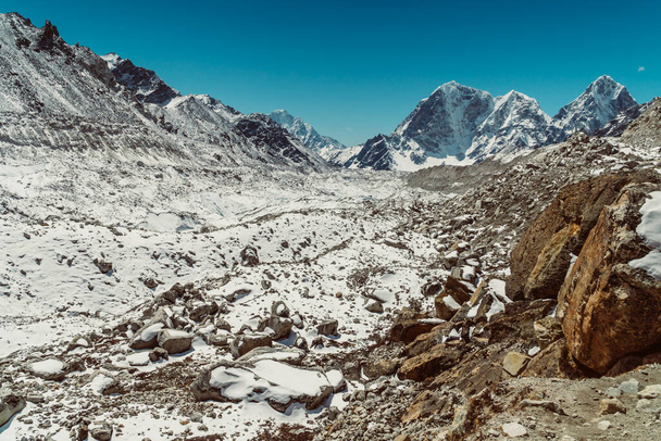 Beautifull Khumbu glacier mountains landscape at the Everest Base Camp trek in the Himalaya, Nepal. Himalaya landscape and mountain views. - Фото, изображение
