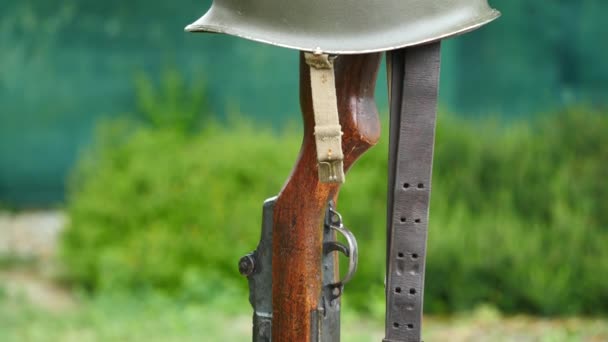 Memorial battlefield cross. Symbol of a fallen US soldier. M1 rifle with helmet. - Footage, Video