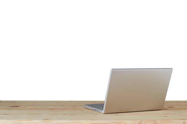 Boční pohled notebook s prázdnou obrazovkou na stole, Zpět do školy a Online nákupní koncept. - Fotografie, Obrázek