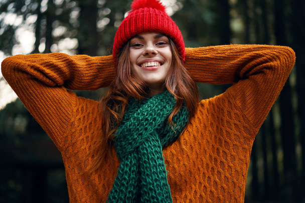 Gelukkig vrouw in rood gebreide hoeden op de natuur - Foto, afbeelding