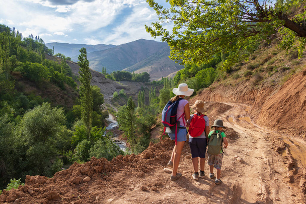Madre y sus hijos caminando por un sendero de montaña. Viajes en familia naturaleza viajes. Viajes turismo aventura concepto
. - Foto, imagen