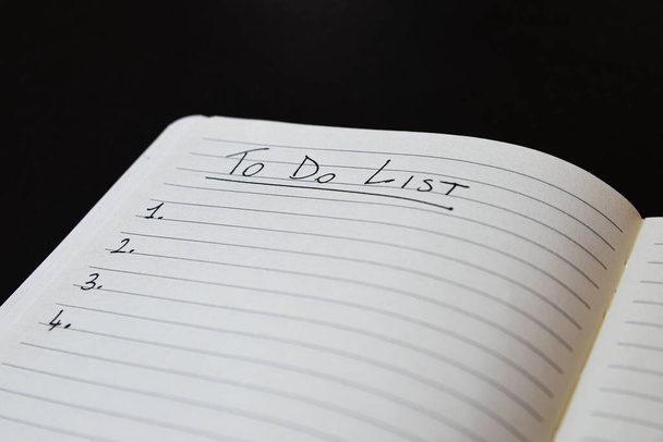 Lista de cosas que hacer escritas en un cuaderno a rayas
 - Foto, imagen