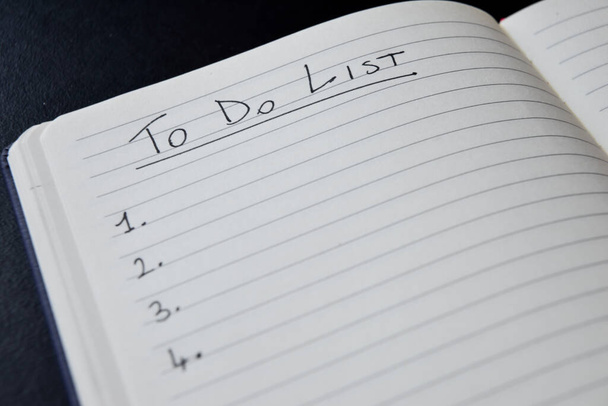 Lista de coisas para fazer escrito em um caderno listrado
 - Foto, Imagem