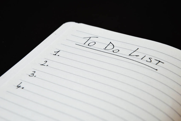 Lista rzeczy do zrobienia zapisanych w notatniku w paski - Zdjęcie, obraz