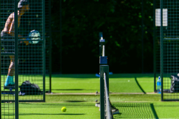 Sztokholm, Szwecja Osoba grająca w tenisa na świeżym powietrzu w parku Vinterviken. - Zdjęcie, obraz