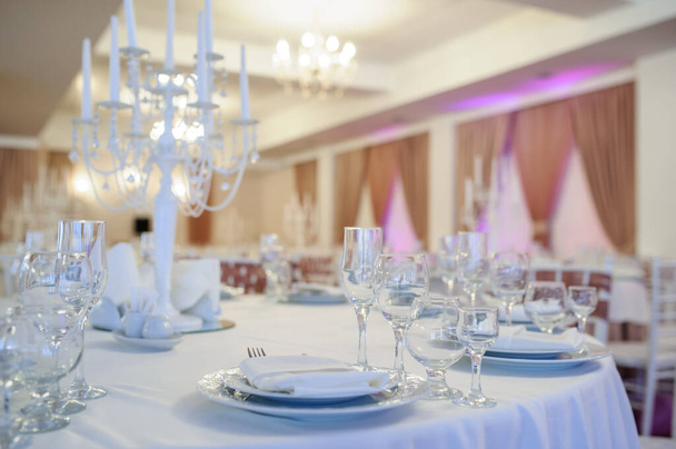 foto ravvicinata di un tavolo in una sala banchetti nei colori bianco e marrone decorati per l'evento - Foto, immagini