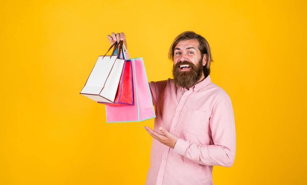 Incredible time while shopping. commonly used for birthday. buy anniversary gifts. surprised male open shopping bag with something exciting inside. mature man looking casual in surprise with package - Foto, Bild