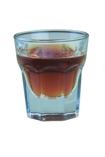 Ein Glas Cognac auf weißem Hintergrund wird aus nächster Nähe aufgenommen - Foto, Bild