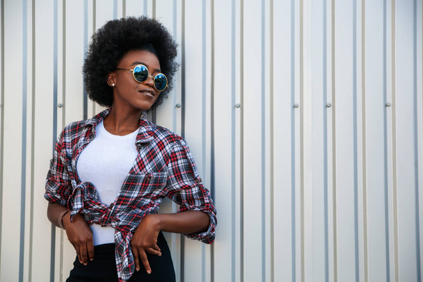 Emoções positivas e conceito de pessoas mulher americana africana feliz com cabelo encaracolado sobre fundo cinza, espaço de cópia
.  - Foto, Imagem