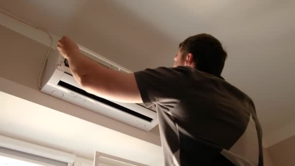 Ein Mann öffnet die Klimaanlage - Filmmaterial, Video