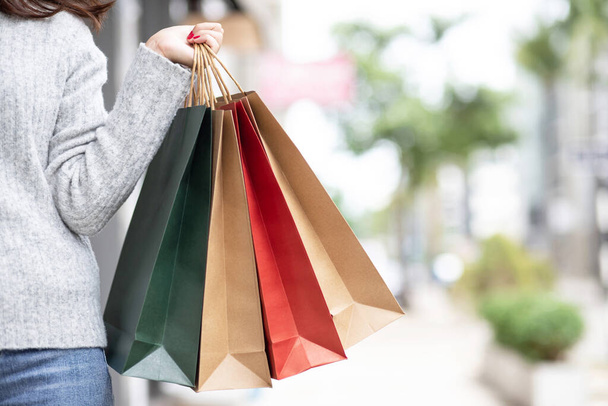 Женщина делает покупки в торговом центре
 - Фото, изображение