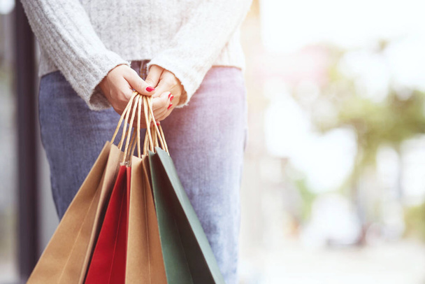 Uma mulher está fazendo compras no shopping
 - Foto, Imagem