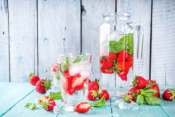 Eau infusée de désintoxication aux fraises et au basilic. Régime alimentaire d'été boisson saine avec des fraises et des feuilles de basilic. Espace de copie de fond en bois - Photo, image