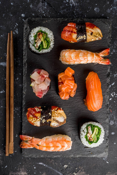 日本食。大きな寿司セット。マグロ、鯛、鮭、エビ、野菜など、さまざまな具材で刺身、巻き、寿司巻きを盛り合わせます。フラットレイコピースペース - 写真・画像