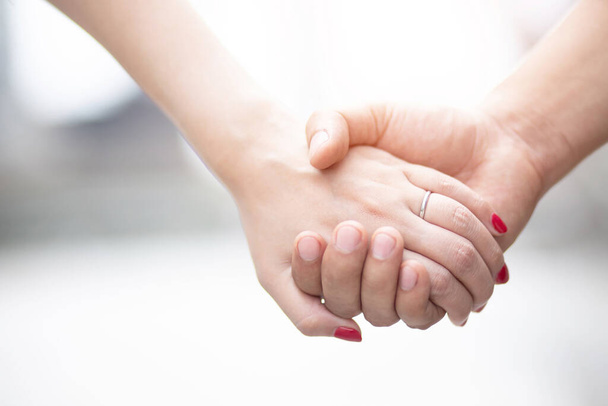 Sevgililer Günü 'nde evlenme teklif etmek için çiftler el ele tutuşur. - Fotoğraf, Görsel