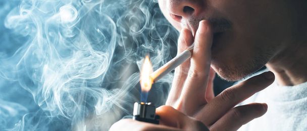 Ein Mann raucht zu Hause eine Zigarette - Foto, Bild