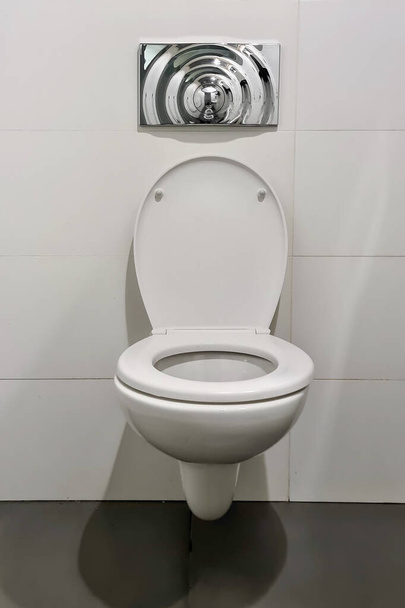 Toilettes dans la salle de bain. Toilettes publiques à l'aéroport ou au restaurant, café. - Photo, image
