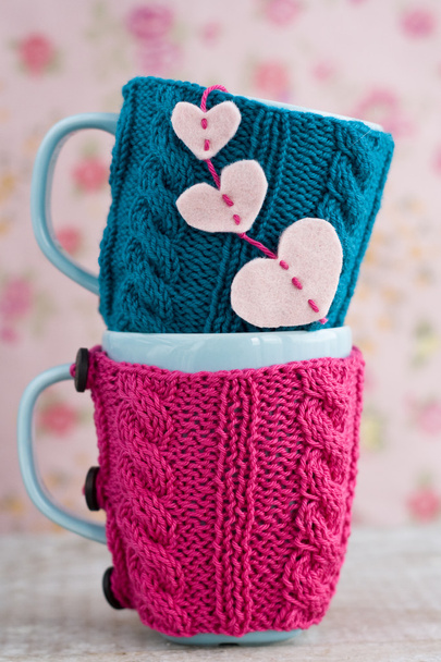Две синие чашки в голубом и розовом свитере с войлочными сердцами
 - Фото, изображение