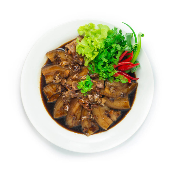 Pancia di maiale dolce Chashu stufato in salsa marrone (stile Thai Pork Sa-Tier) Asian Food fusion decorare verdure, erbe Corainder e peperoncino su sfondo bianco vista dall'alto - Foto, immagini