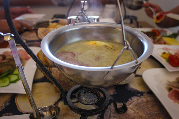 Köstliche saftige leckere Suppe in einem kleinen Metalltopf - Foto, Bild