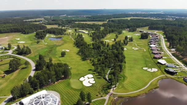 Top ptačí pohled na světové golfové hřiště za slunečného dne dopoledne, 4K  - Záběry, video
