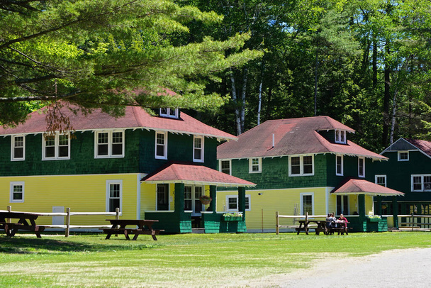 Inlet, New York: The Arrowhead Park Cottages on Fourth Lake no Adirondack Park faziam parte do histórico Arrowhead Hotel
. - Foto, Imagem