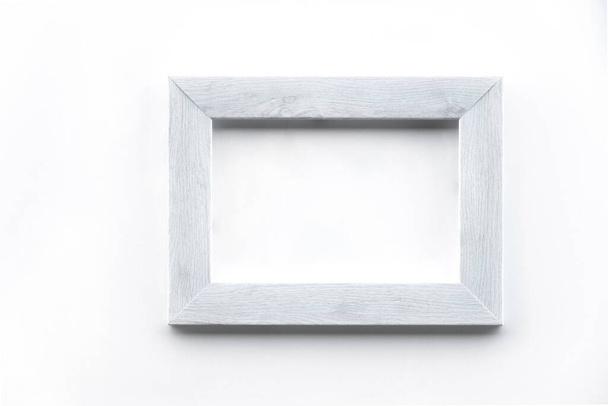 marco de madera blanco gris rectangular sobre fondo interior de pared
 - Foto, Imagen