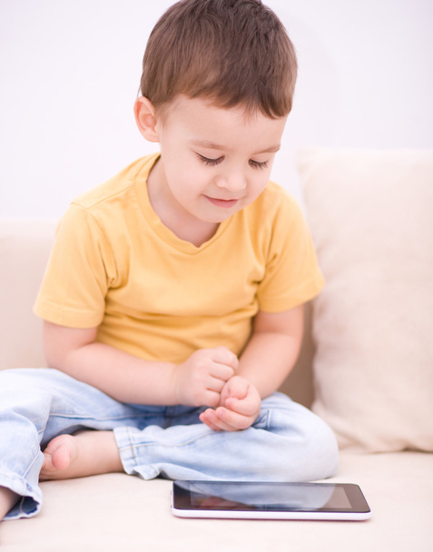 Boy using tablet - Фото, зображення