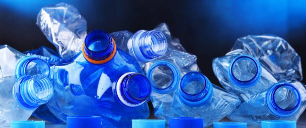 Composição com garrafas de água mineral vazias. Resíduos plásticos - Foto, Imagem