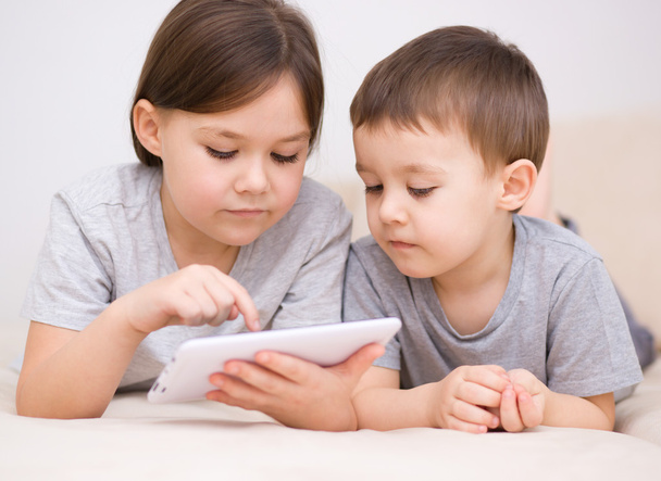 παιδιών που χρησιμοποιούν υπολογιστή δισκίο - Φωτογραφία, εικόνα