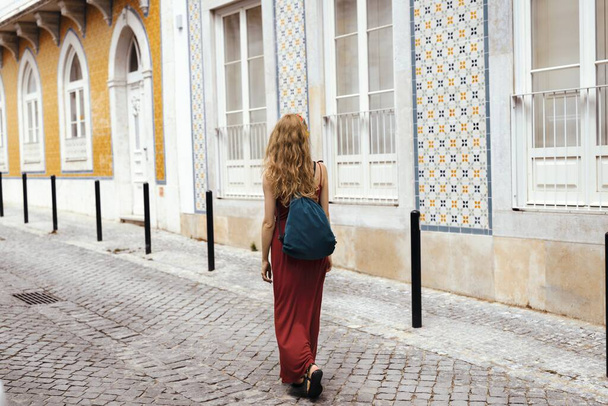 Пейзаж молодой женщины-путешественницы, наслаждающейся видом на улицы португальских и испанских городов - Фото, изображение