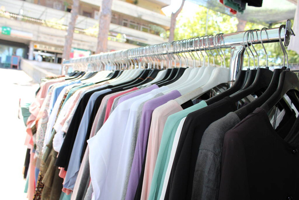 katoenen kleding hangend buiten een winkel - Foto, afbeelding