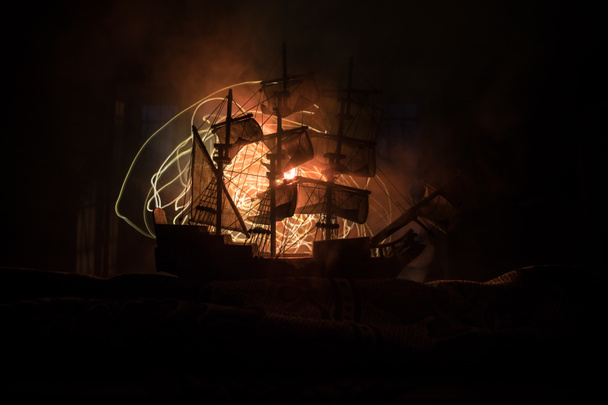 Чорний силует піратського корабля вночі. нічна сцена піратського корабля-привида в морі з загадковим світлом. Вибірковий фокус
 - Фото, зображення