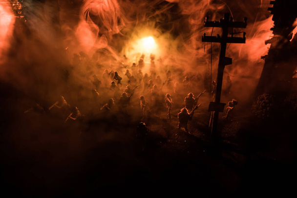 Válečná koncepce. Vojenské siluety bojová scéna na válečné mlha nebe pozadí, světová válka vojáci silueta pod mraky oblohy V noci. Bitva ve zničeném městě. Selektivní zaměření - Fotografie, Obrázek