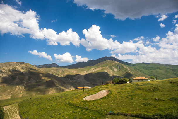 Krásná krajina v horách v létě ve dne. Hory za soumraku. Ázerbájdžán, Kavkaz. Khinalig - Fotografie, Obrázek