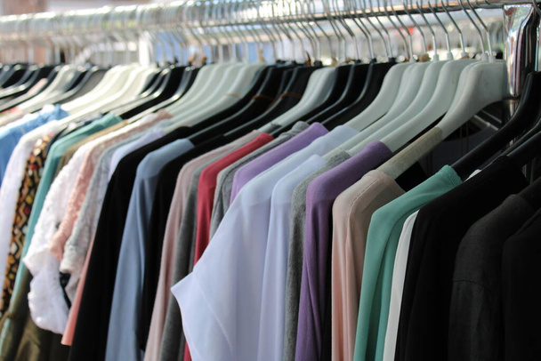 βαμβακερά ρούχα κρέμονται έξω από ένα κατάστημα - Φωτογραφία, εικόνα