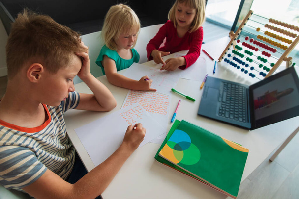 niños aprendiendo en casa, familia teniendo lecciones de matemáticas en línea - Foto, Imagen