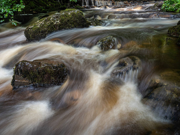 Malé vodopády na Kirk Burn běží přes Campsie Glen těsně nad Clachan of Campsie nr Lennoxtown Skotsko. - Fotografie, Obrázek