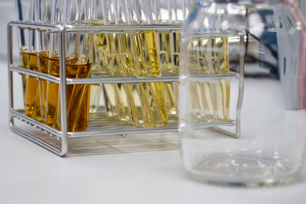 Scientifique effectuant des tests microbiens dans un laboratoire d'armoires de sécurité biologique. - Photo, image