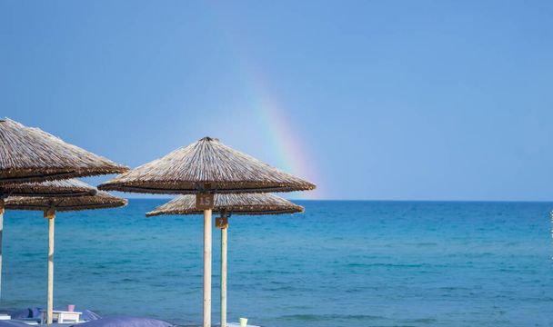 Reed deštníky na pláži a za ním je krásné modré moře a modré nebe. Kopírovat prostor. - Fotografie, Obrázek