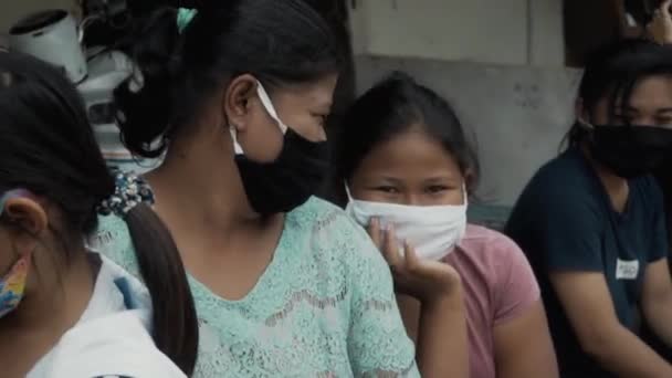 Benoa, Kuta, Kabupaten Badung, Bali, Indonesië - 8 juli 2020: Video van een klein dorp in Indonesië met gemaskerde mensen en kinderen op hun gezicht - Video