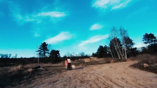 Nő és lány sétáló kutya - Felvétel, videó